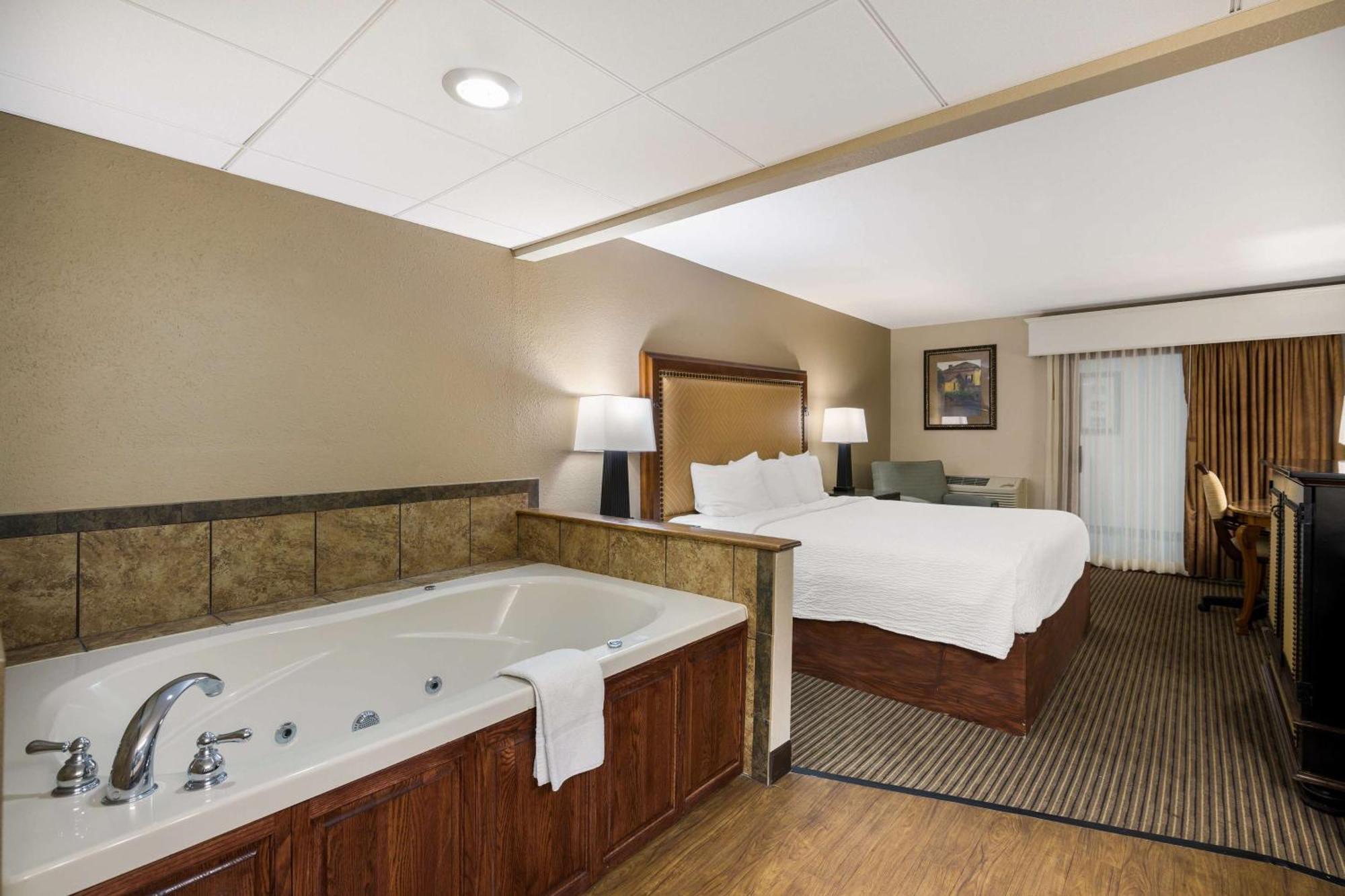 Hotel Revel - Surestay Collection By Western Minot